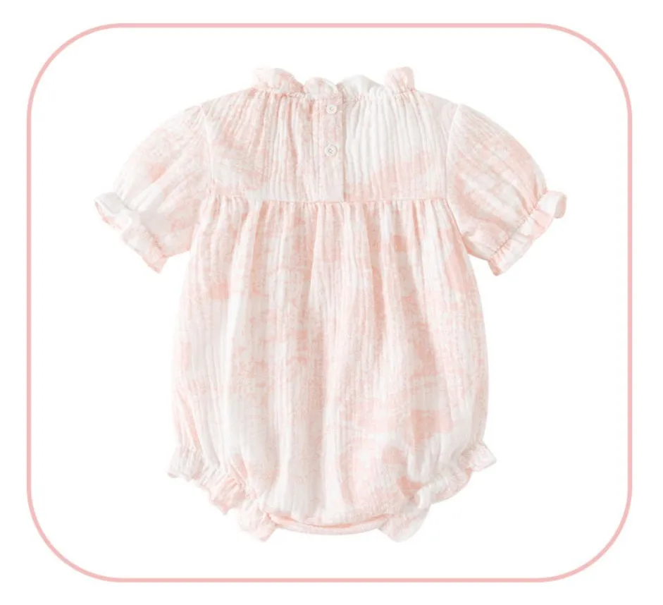 Conjunto de ropa infantil en tonos rosados