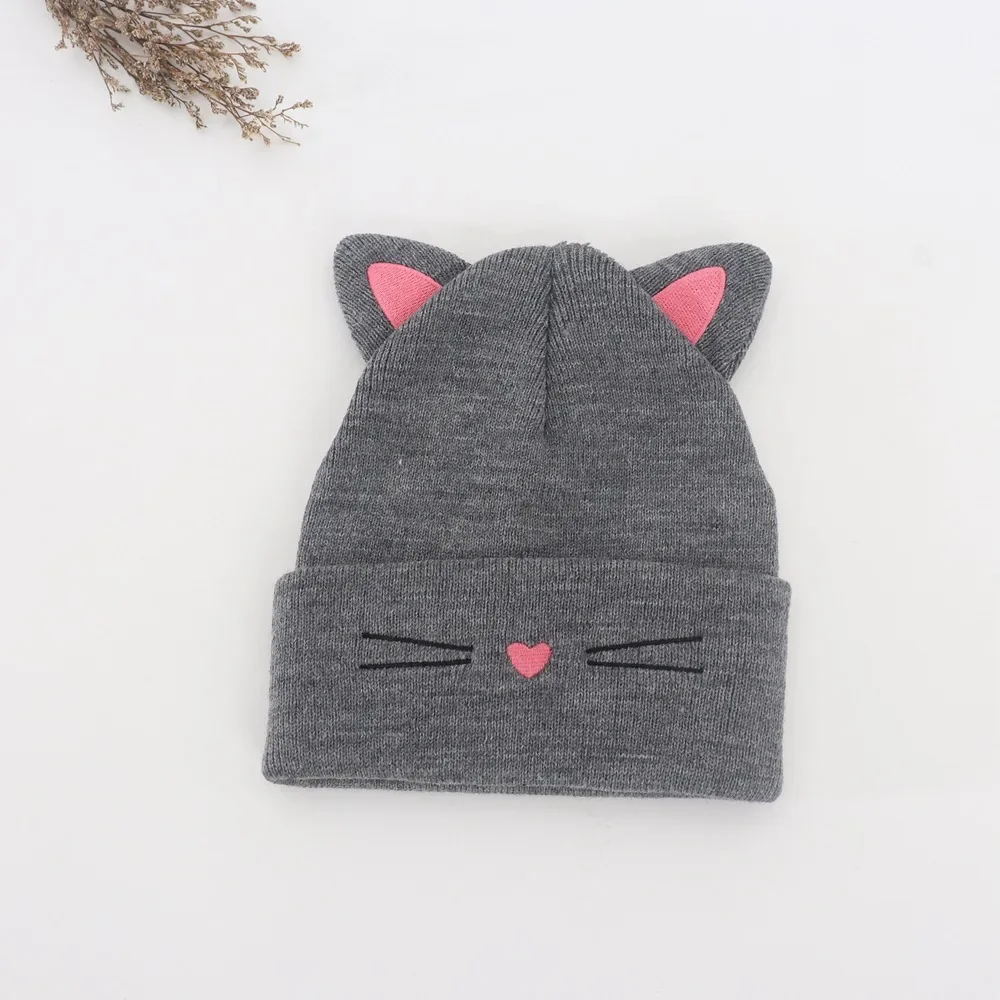 Niña usando gorro gris