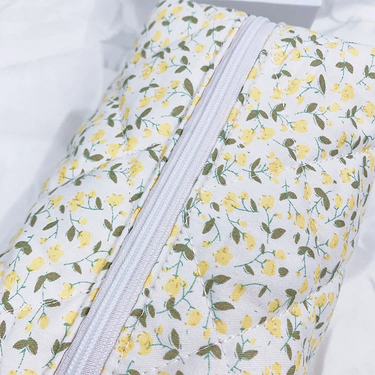Detalle de la bolsa de cosméticos estampada