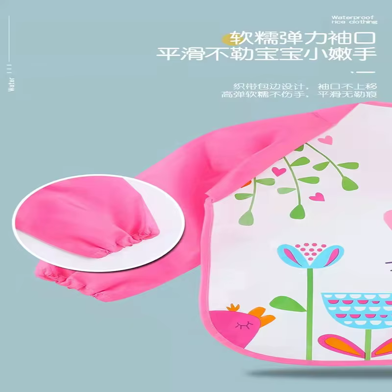 Detalle de la protección impermeable del delantal para bebé