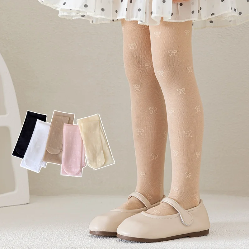 Detalle de lazo y estampado en medias infantiles