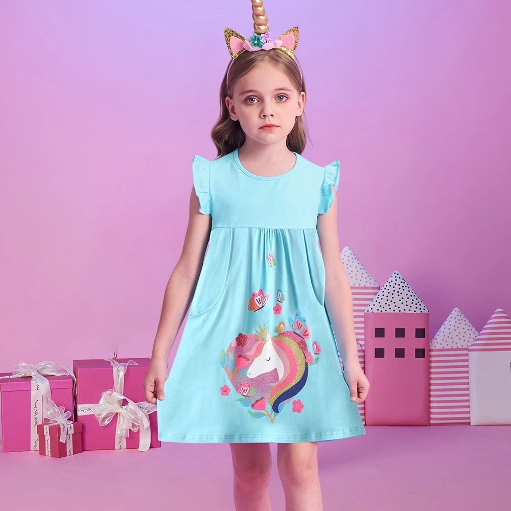 Detalle del vestido infantil sin mangas y tejido ligero