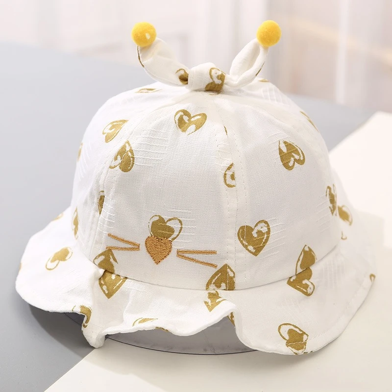 Detalle lateral del sombrero infantil con cinta ajustable