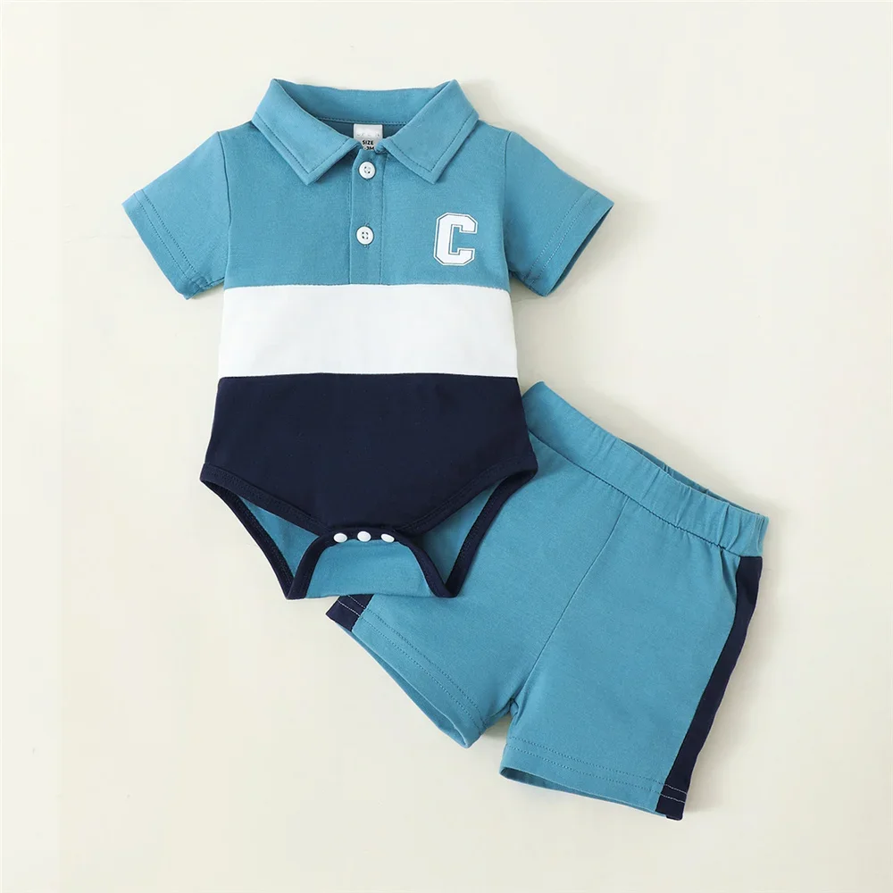 Conjunto bebé camiseta de manga corta y pantalones cortos en estilo festivo