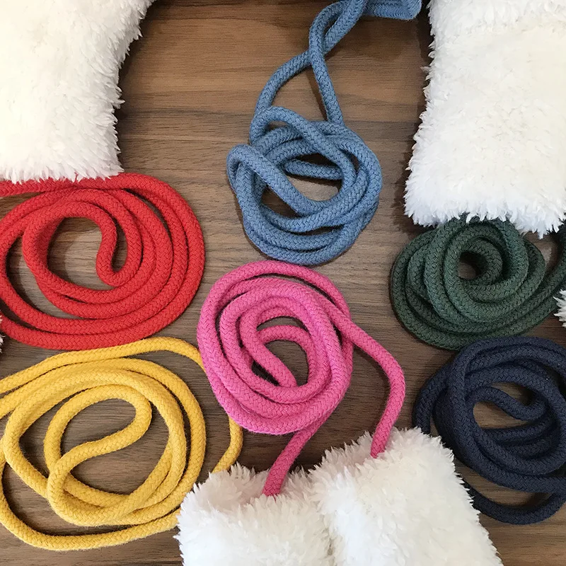 Detalle costuras y ajuste guantes niños