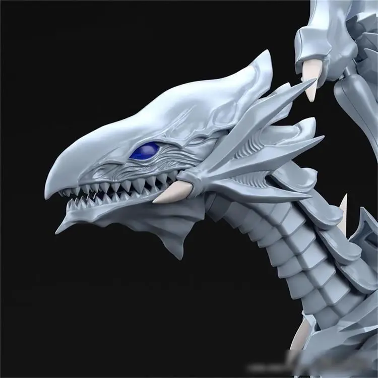 Dragón ensamblado mostrando alas y cabeza