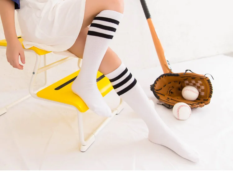 Calcetín infantil estilo deportivo preppy