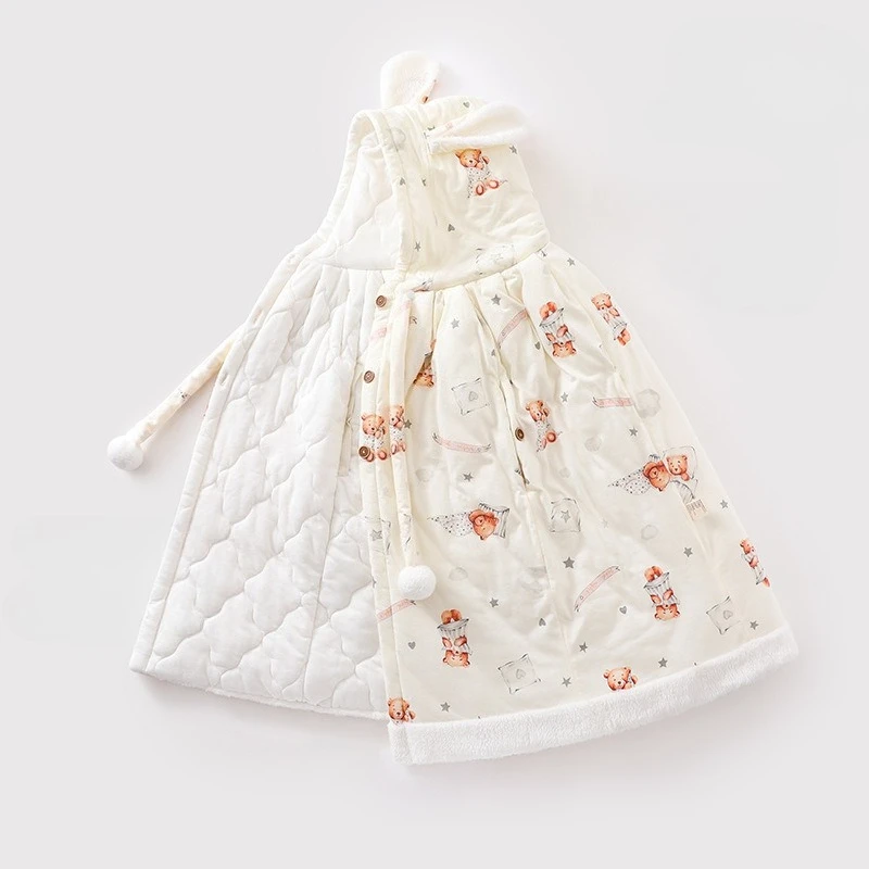 Poncho para bebé mostrando bolsillos y capa acolchada