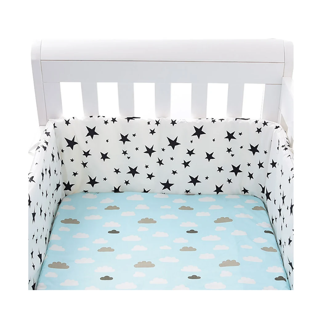 Protector de esquinas en cuna con decoración infantil