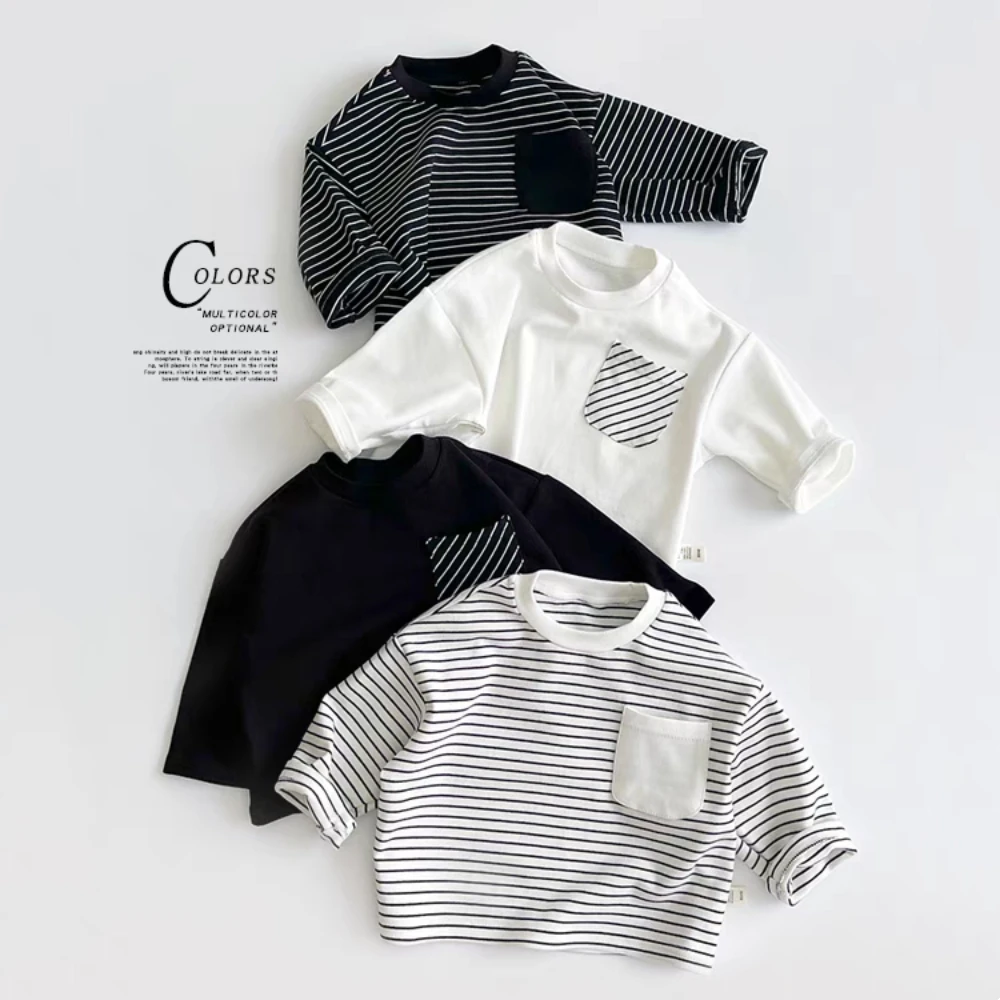 Camiseta de manga larga a rayas con bolsillo y cuello redondo