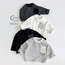 Camiseta de manga larga a rayas con bolsillo y cuello redondo