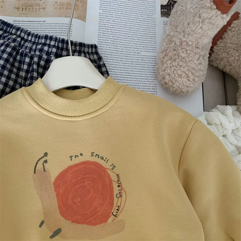 Detalle del tejido y acabados de la sudadera