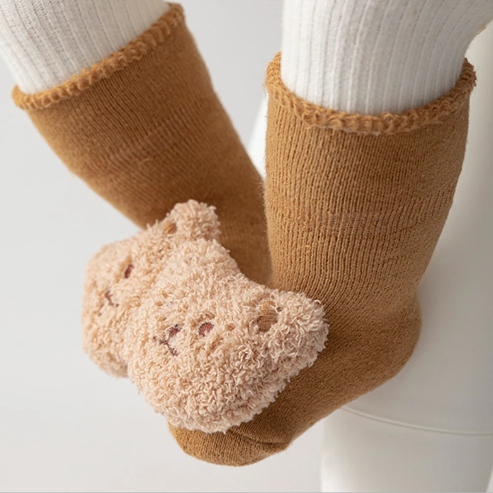 Calcetines de invierno bebé de algodón grueso con oso antideslizante - imagen 5