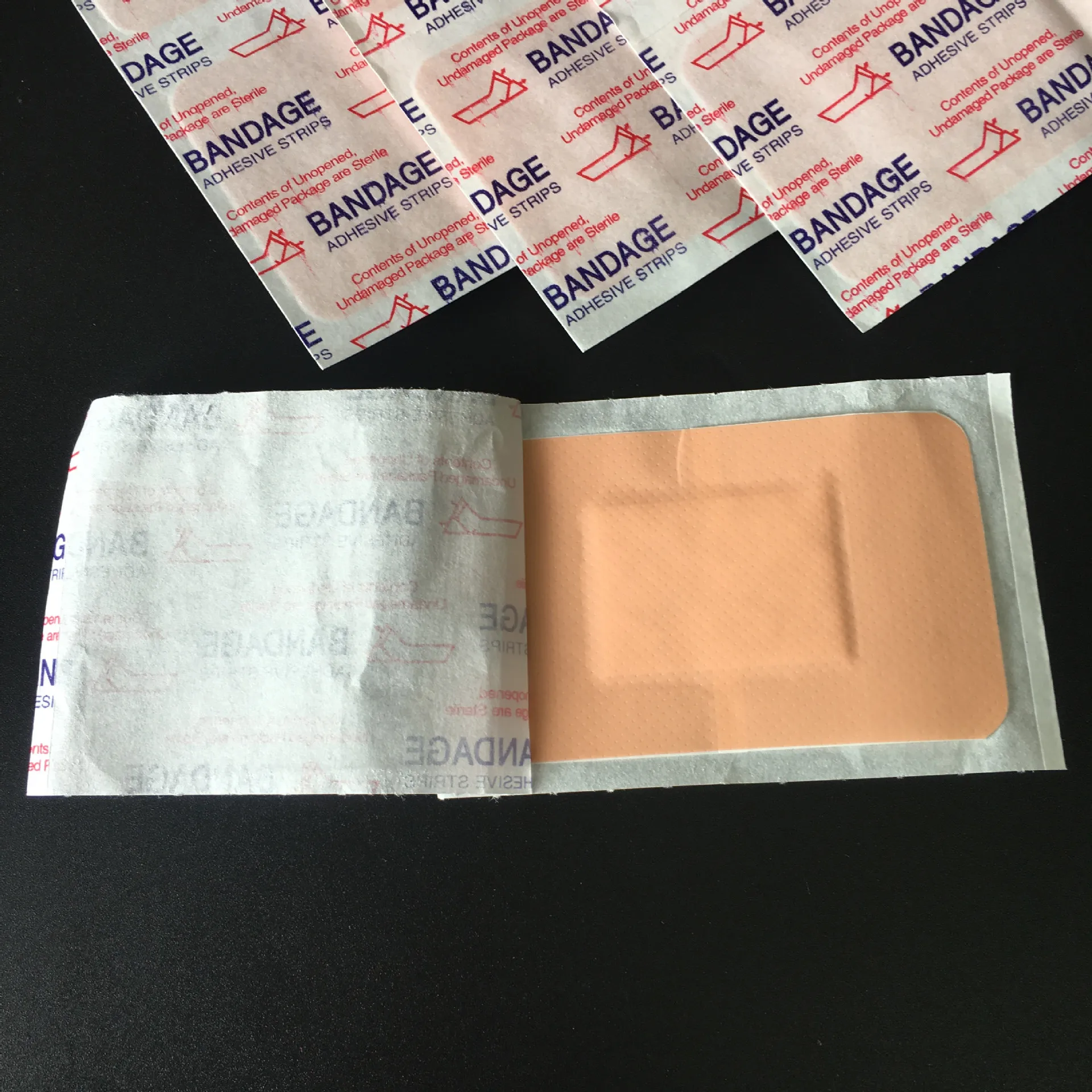 Aplicación del apósito en una herida de dedo