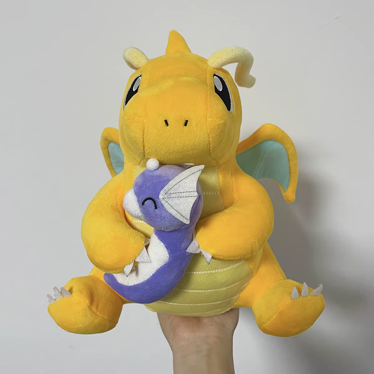 Charizard con alas extendidas y colores vibrantes