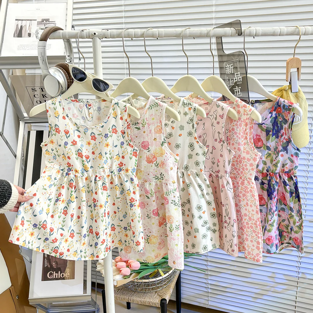 Niña con vestido de princesa floral y vuelo