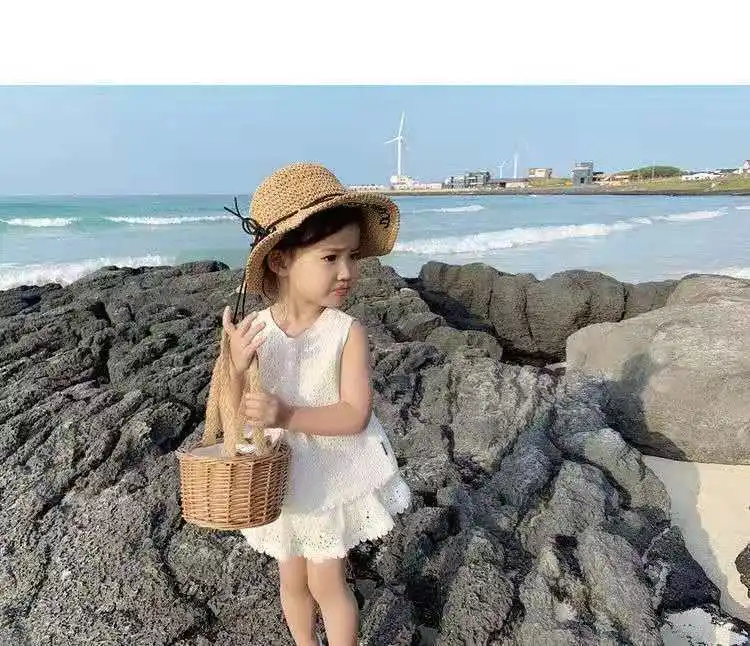 Niña wearing summer set with lace detail