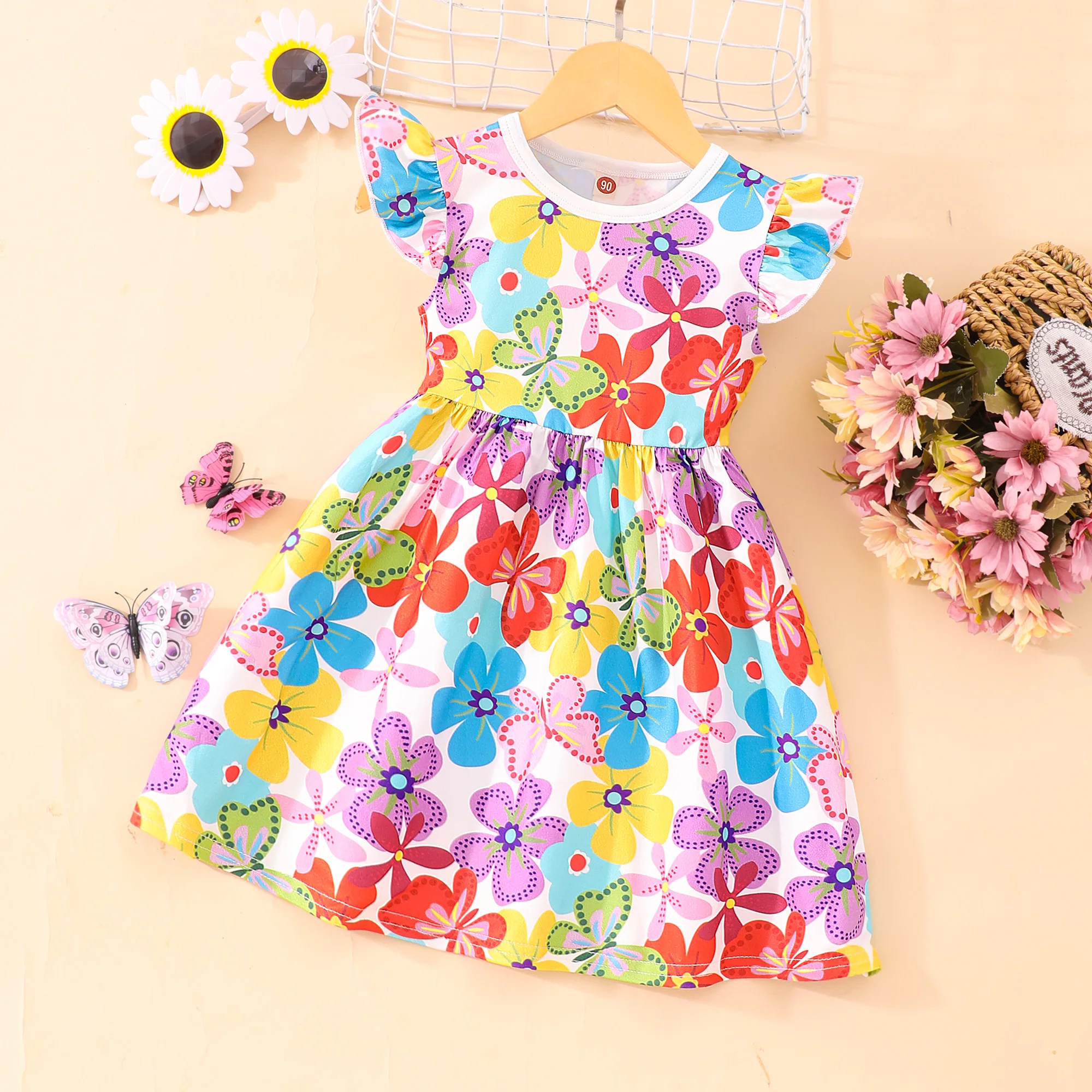 Vestido azul con estampado floral y ribetes blancos