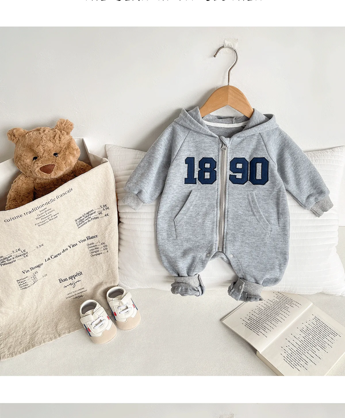 Detalle de ropa infantil de abrigo para días fríos