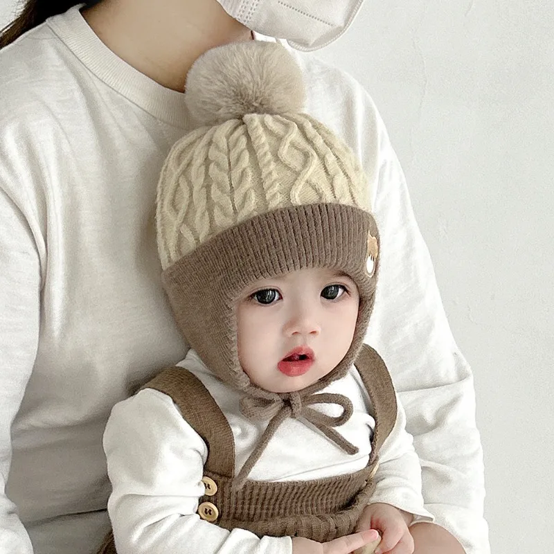 Gorro infantil INS con pompón de oso y orejeras para invierno - imagen 2