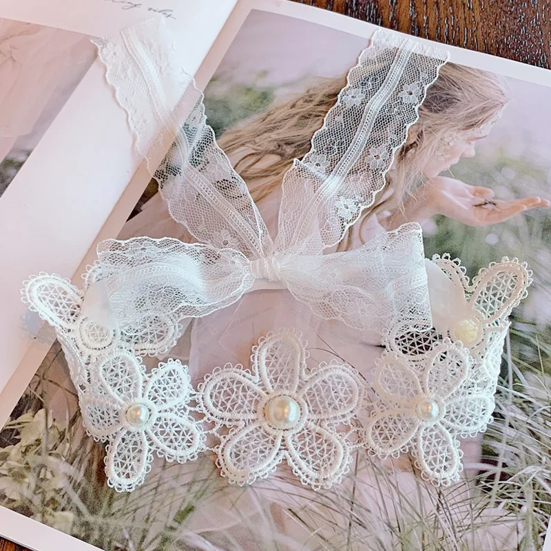 Diadema de encaje para bebé con perlas y tacto suave - imagen 2