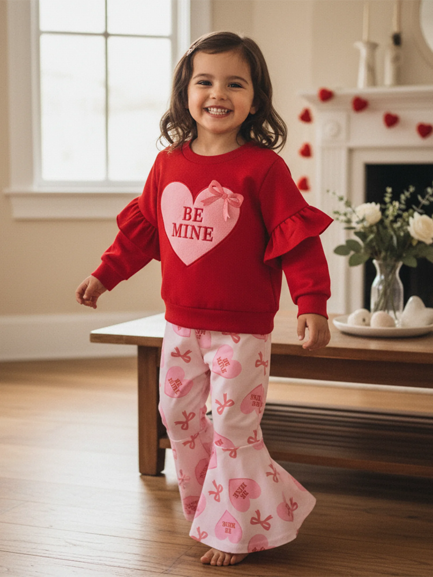 Niña vistiendo el conjunto de San Valentín