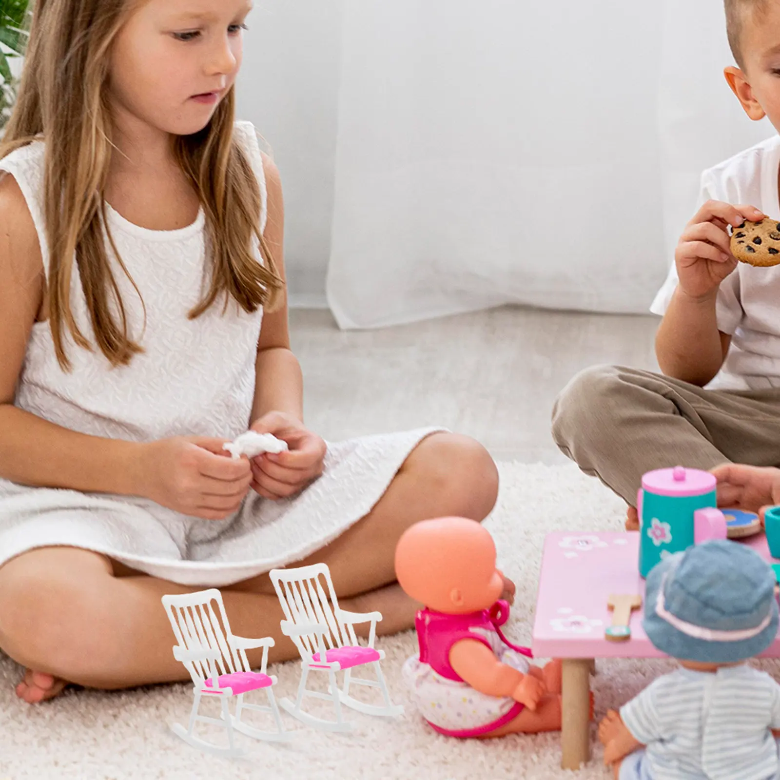 Sillas mecedoras en miniatura para casa de muñecas realistas - imagen 2
