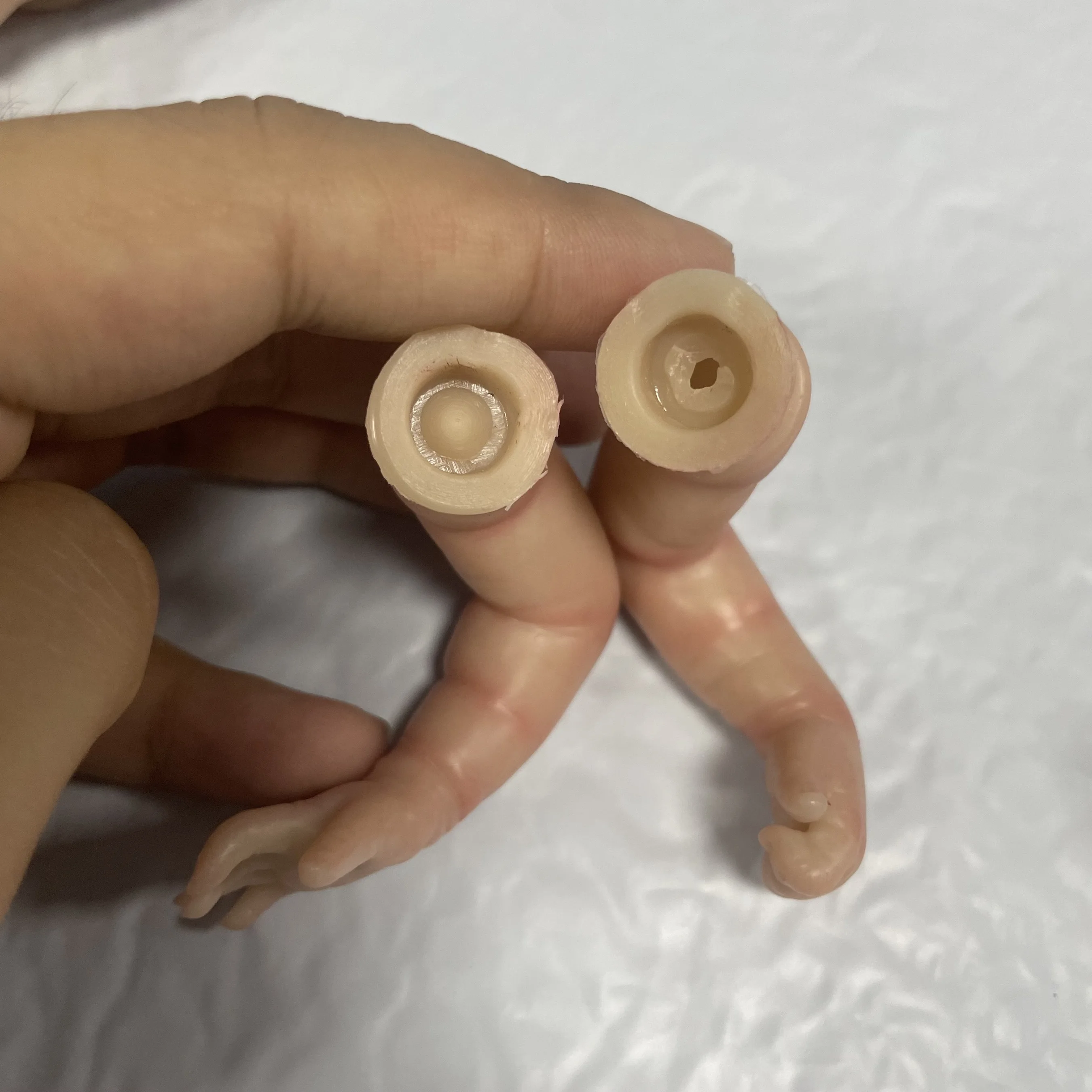Muñeca realista Wee con cuerpo de tela y acabado pintado - imagen 2