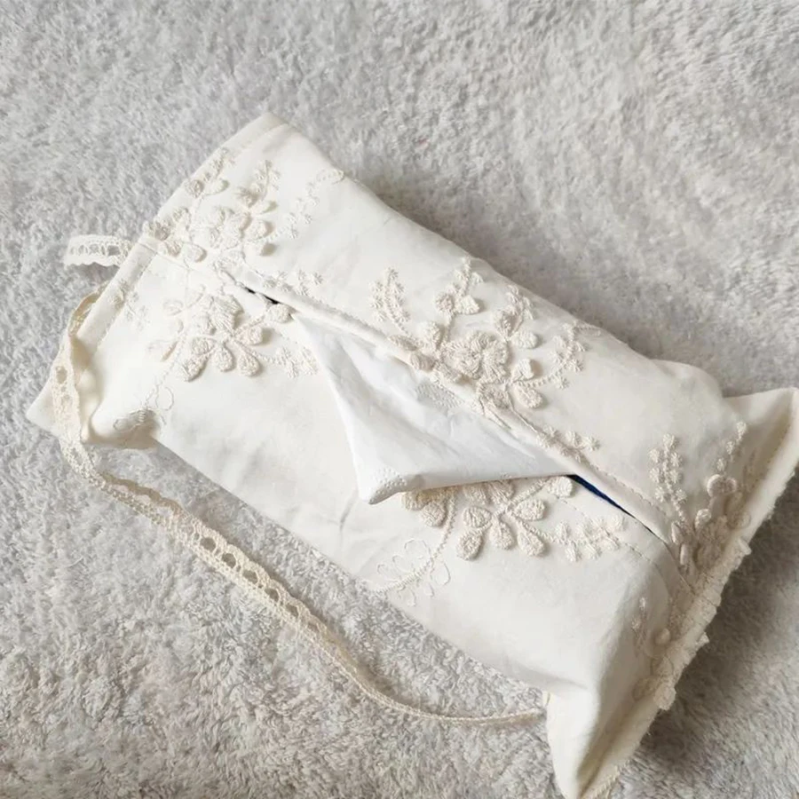 Funda en contexto de uso en escritorio con estilo Shabby Chic