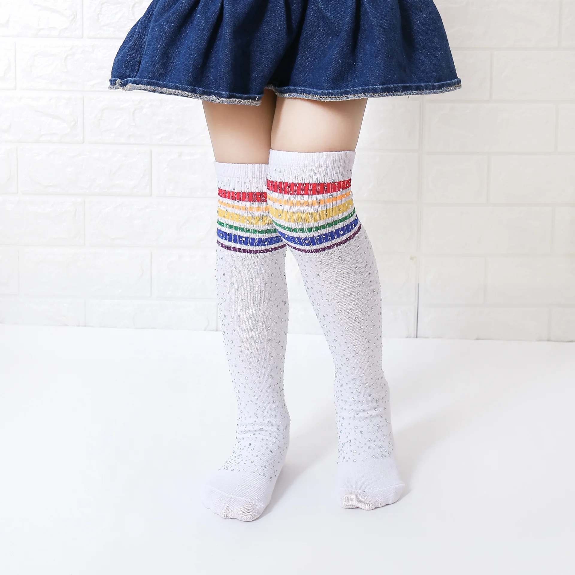 Calcetines a rayas con diamantes para niños en varios colores