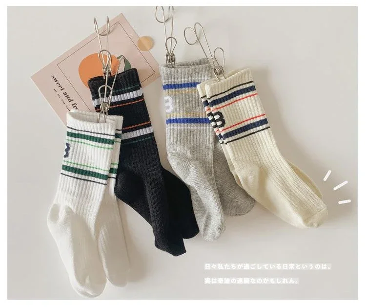 Envase del producto mostrando varias parejas de calcetines