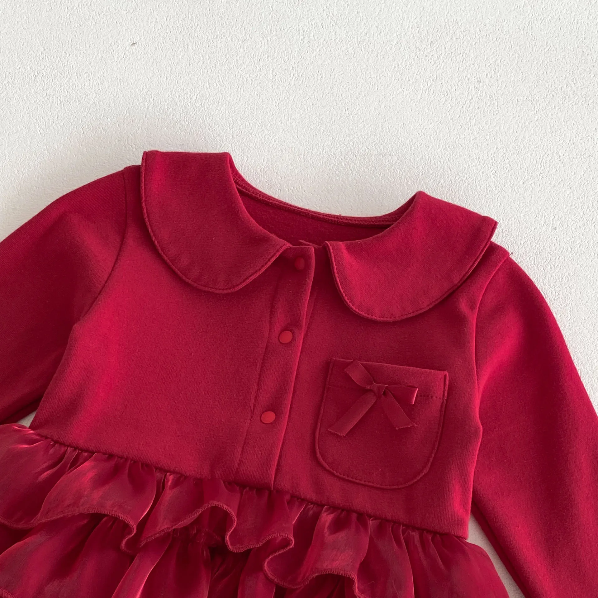 Mono rojo de niña con cuello Peter Pan de manga larga - imagen 4