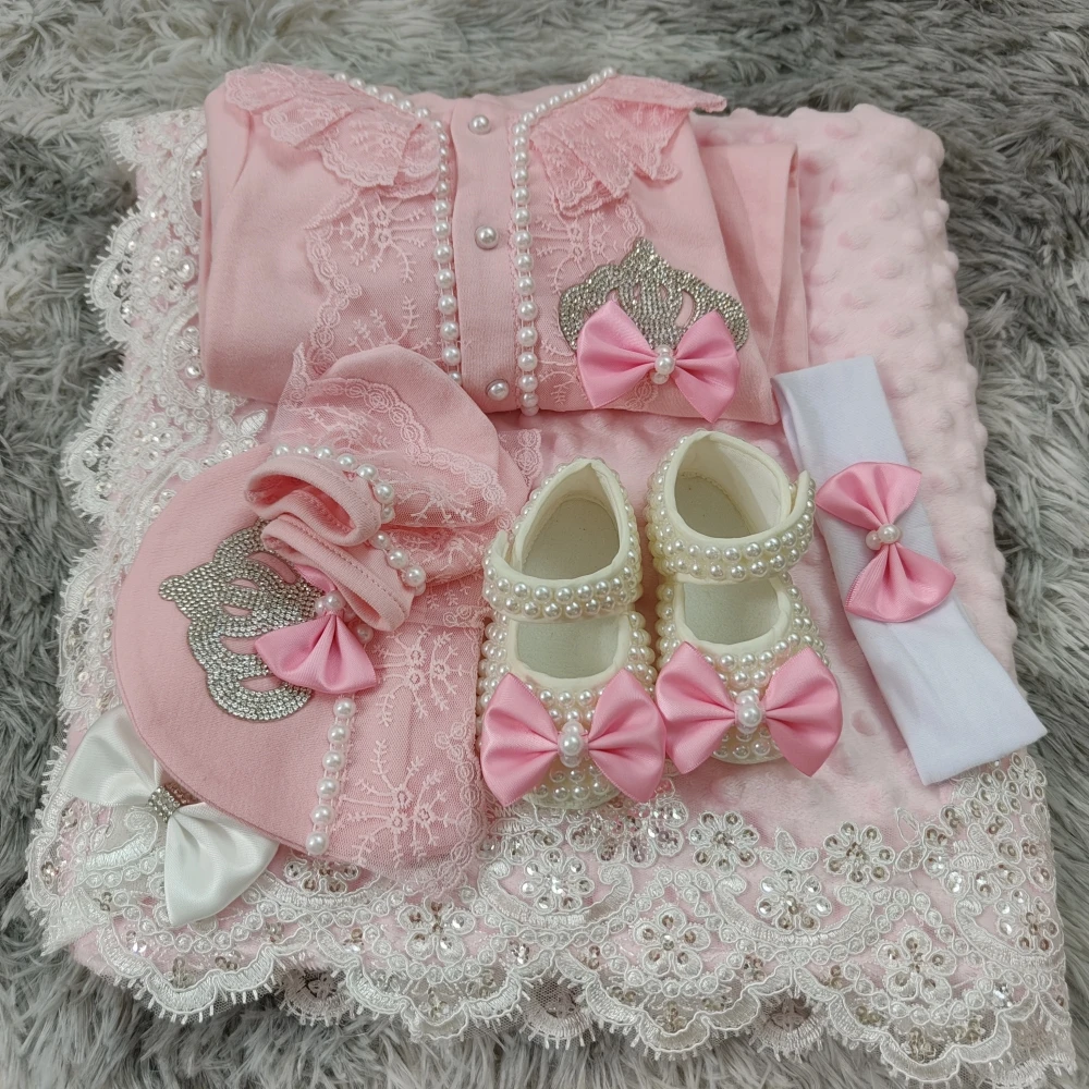 Conjunto de recién nacido niña en encaje y tul con capa boho