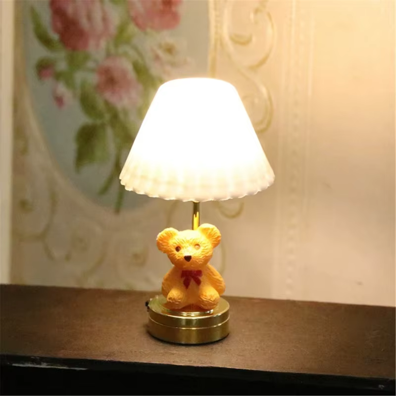 Lámpara miniatura en mesa decorativa