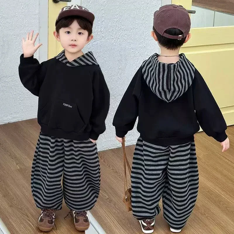 Conjunto infantil deportivo con sudadera con capucha y pantalón a rayas