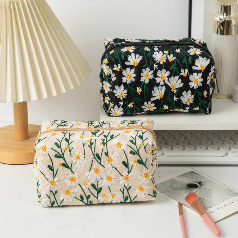 Diseño floral bordado en lona con colores suaves