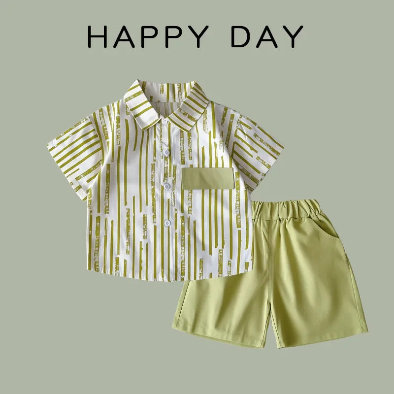 Detalle del estilo a rayas en ropa infantil