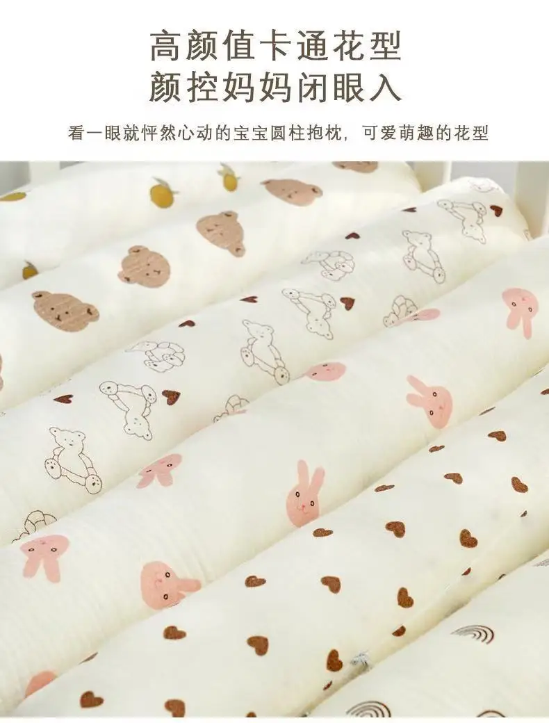 Almohada cilíndrica para bebé en detalle