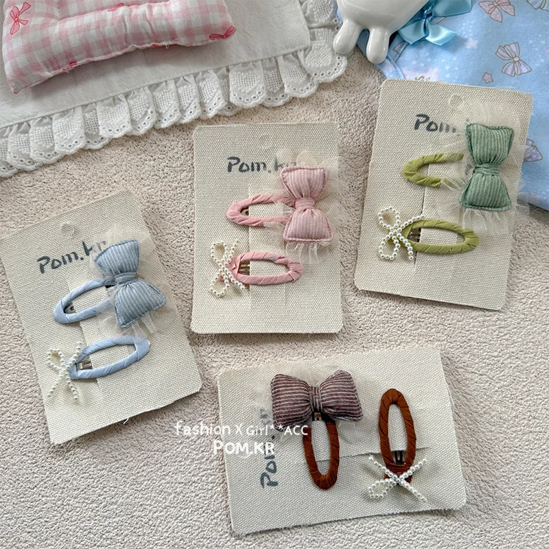 Detalles de perlas y diamantes de imitación