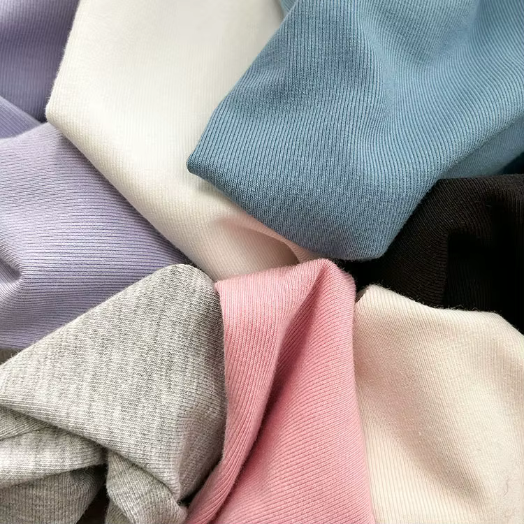 Ejemplo de combinaciones de estilo con los pantalones caramelo