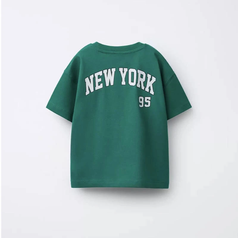 Camiseta infantil con motivo colorido y estilo casual
