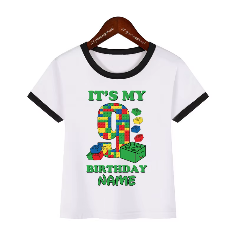 Detalle del nombre personalizado en la camiseta infantil