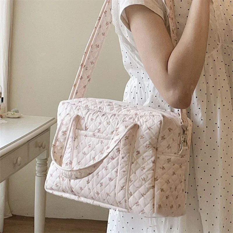 Bolso pañalera floral rosa bandolera ligera para mamá