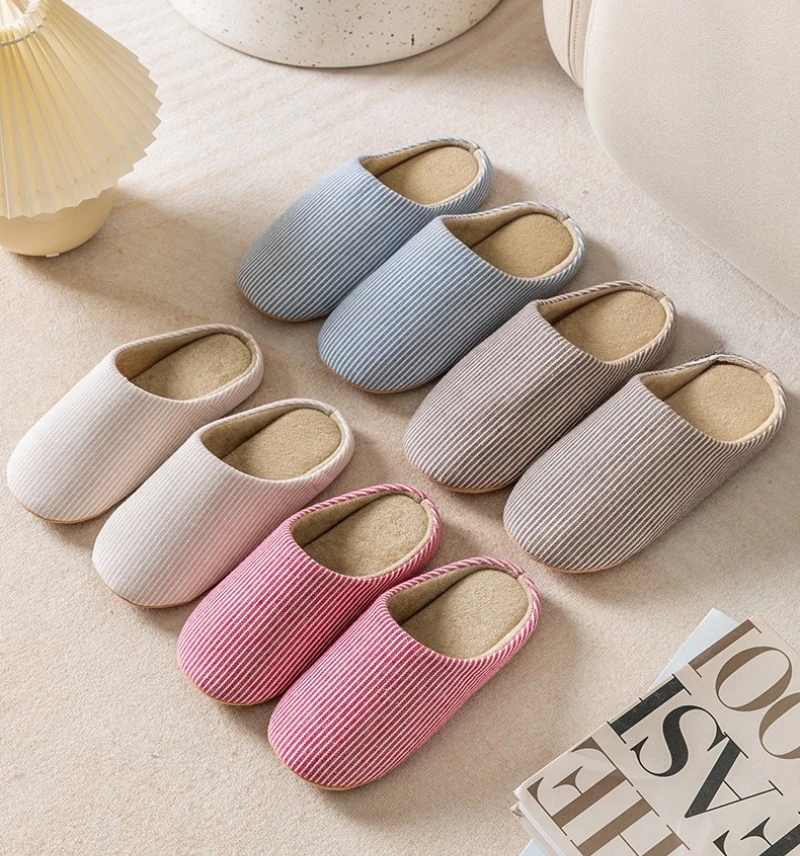 Vista de las chanclas planas cálidas para interior