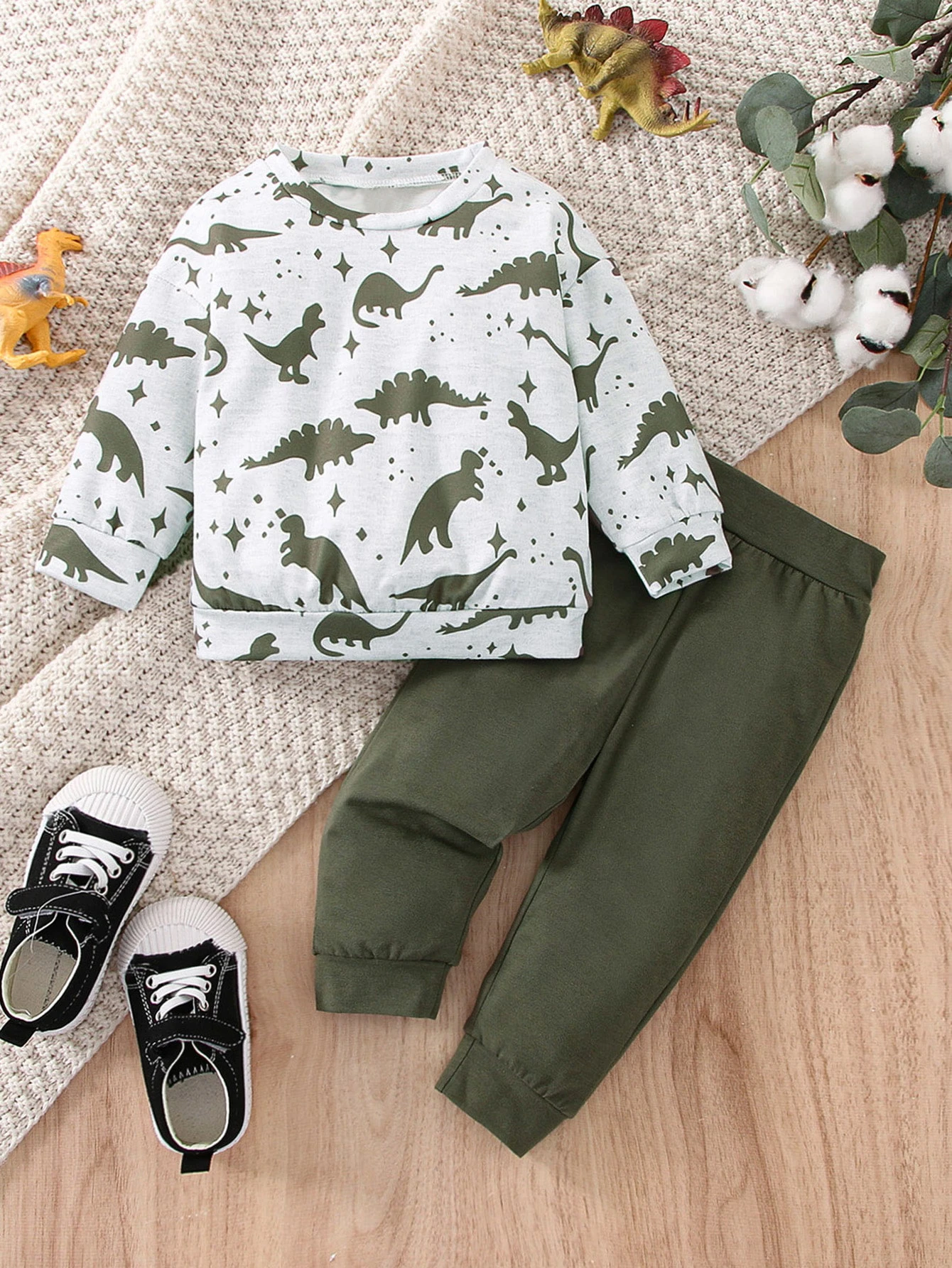 Conjunto bebé verde militar con dinosaurios - imagen 5