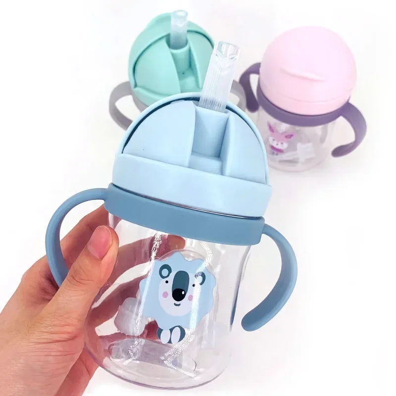 Ilustración de personajes en el vaso