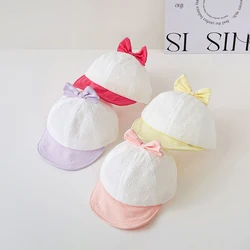 Gorra infantil ajustable con lazo bordado y protección solar