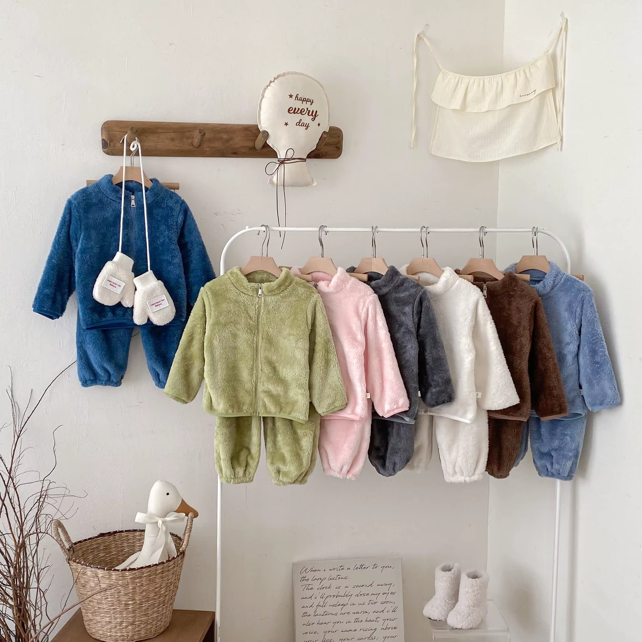 Abrigo de terciopelo y pantalones de felpa para bebé