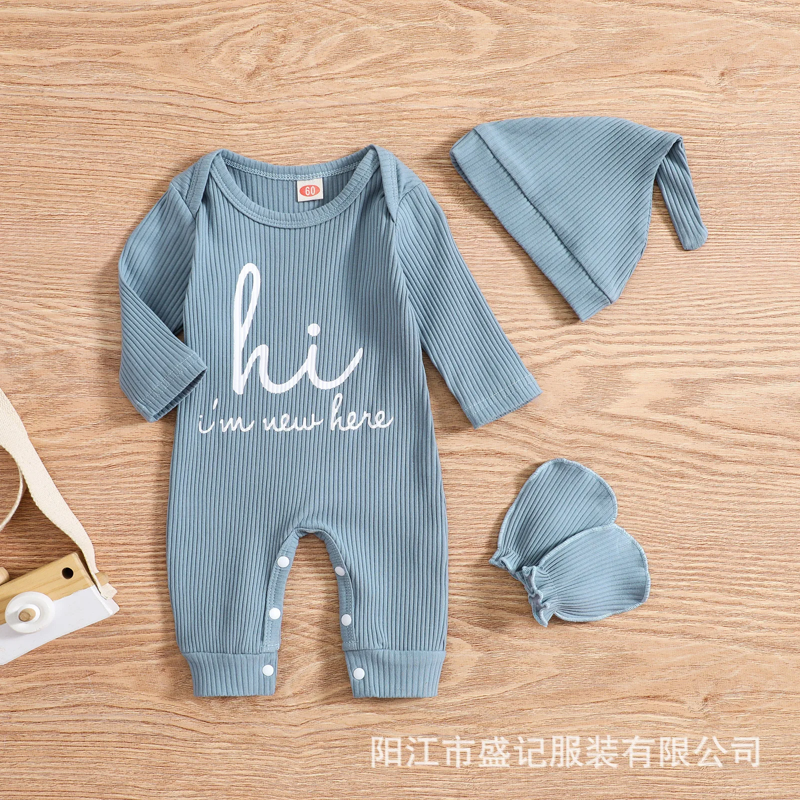 Detalle del sombrero del conjunto infantil