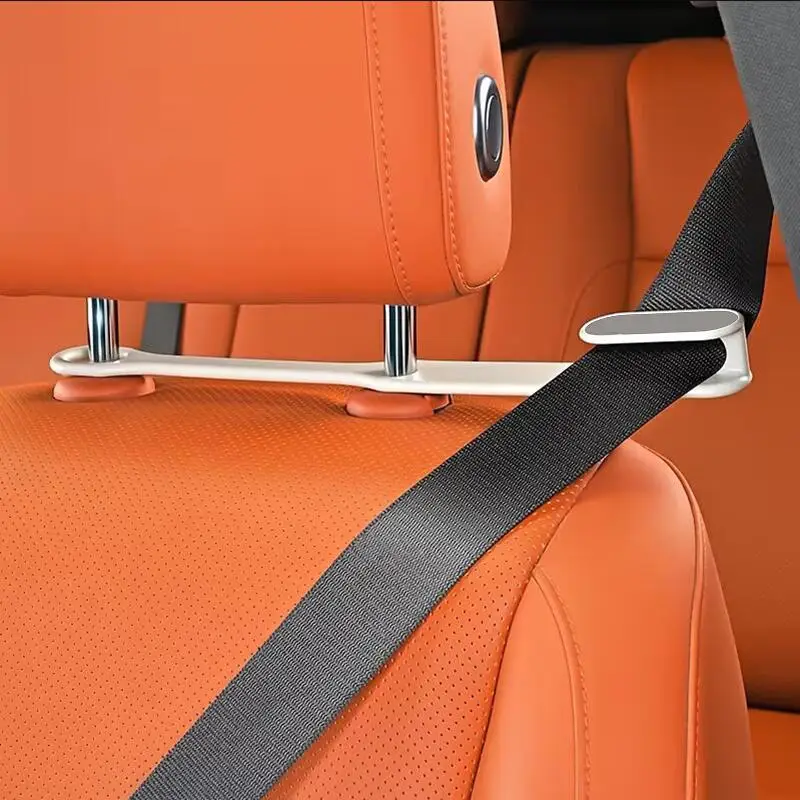 Clip guía ajustador para cinturón de seguridad en el interior del coche